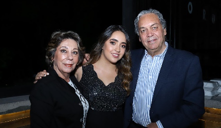 Tatina con sus abuelos Tatina y Carlos Torres.