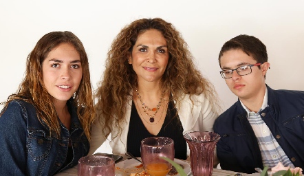  Daniela Herrera, Roxana Herrera y Héctor Herrera.