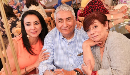  Patricia Veliz, Víctor y Maru Campuzano.