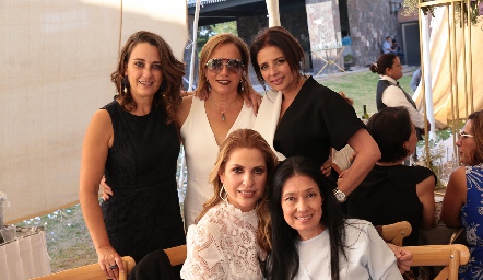 Alejandra de los Santos con sus amigas.