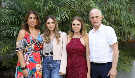 Pily Díaz de León, Chiara, Mariana y Antonio Pizzuto.