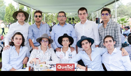  Gerardo Bocard con los amigos de su hijo Juan Pablo.