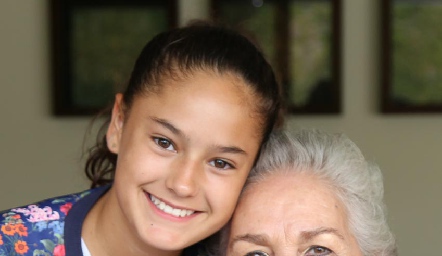 Macarena Fernández con su abuela Marcela Borbolla.