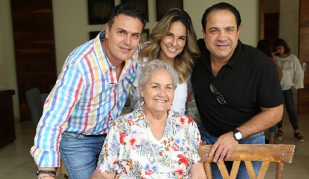 Güicho Fernandez, María José Pedrero y Aldo Pizzuto con su suegra Marcela Borbolla de Benavente.
