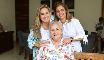  Daniela y Marcela Benavente con su mamá Marcela Borbolla.
