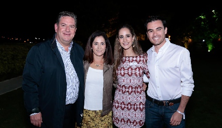  Dani y Alejandro con sus tíos y organizadores de su despedida, Jacobo Payán y Vero Conde de Payán.