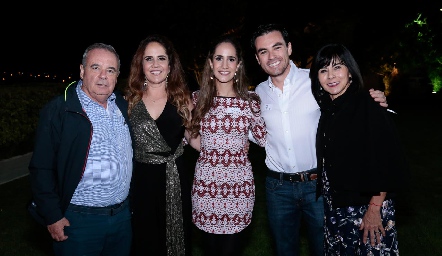  Dani y Alejando con sus papás, Alejandro Mancilla, Gabriela Payán y Tere Guerrero.