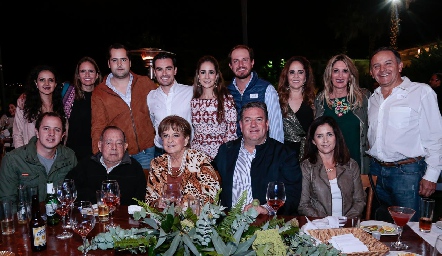  Dani y Alejandro con la familia Payán.