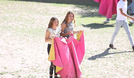  Renata Fernández y Moni Michel.