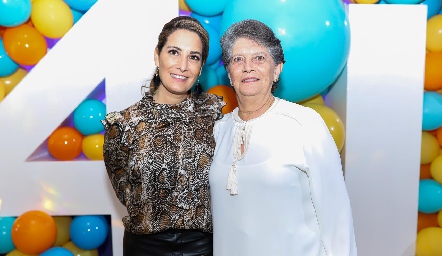 Maribel De Antuñano con su mamá Pita Mier.