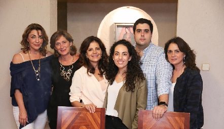  Los novios con los organizadores, Nuria Lozano, Mónica Leal, Paty Silos, Ale Zepeda, José Carlos Mahbub y Maru Martínez.