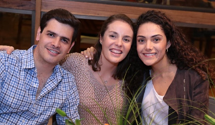 Luis Torres, Tere Ledezma y Paola Zepeda.