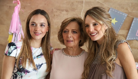  Renata González, Rossana Benavente y Priscila González.