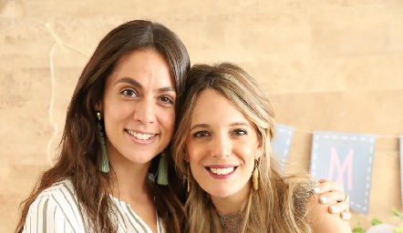  Gaby y Priscila Benavente.