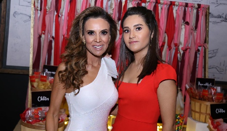  Daniela Díaz de León con su hija Camila.