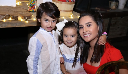  Camila con sus primos Juanqui y Ale.