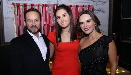  Juan Carlos Conde, Camila Garza y Ale Díaz de León con la quinceañera.