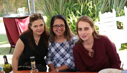  Cecilia Ponce, Odete Pratt y Meritchell Galarza.