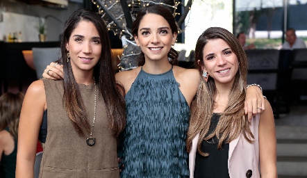  Sofía con sus hermanas, Lulú e Isa Álvarez.