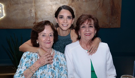  Sofía con sus abuelitas, Gloria Rodríguez de Álvarez y Bertha Yolanda Navarro.