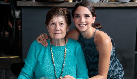  Sofía con la abuelita de su novio, Maruchis Andrés de Hernández.