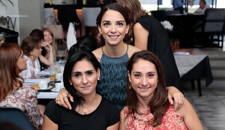  Sofía con Janeth Dávalos y Karla Torres.