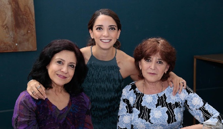  Sofía con Saide Gómez y Juana Perogordo.