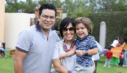 Álvaro Ortiz y Silvia Noriega con su hijo Iñaki.