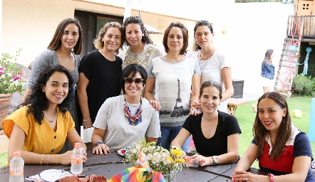  Silvia Noriega con sus amigas.