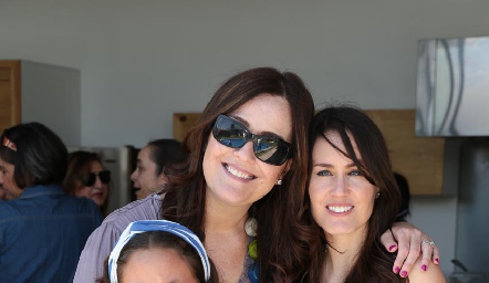 Gaby Hernández con Inés y Malena Zardain.