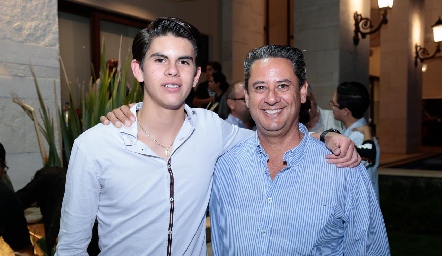  Alejandro con su papá, Manuel González.