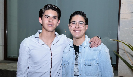  Alejandro con su hermano, Óscar González.