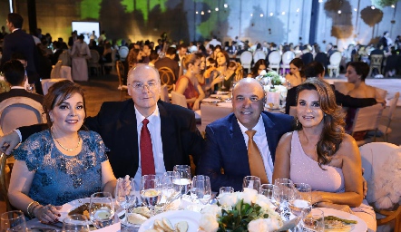  Jenny Cázares,Roberto Esparza, Roberto Alcalde y Bertha Barragán de Alcalde.