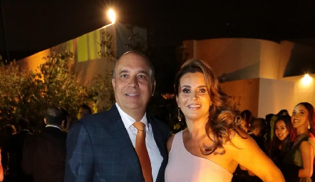  Roberto Alcalde y Bertha Barragán de Alcalde.