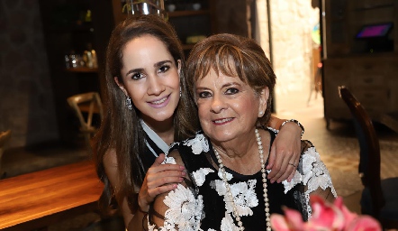  Dany con su abuela Yolanda Espinosa de Payán.