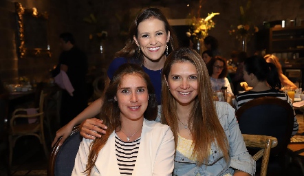  Laura Cadena, Carmelita Berrueta y María Eva Díez Gutiérrez.