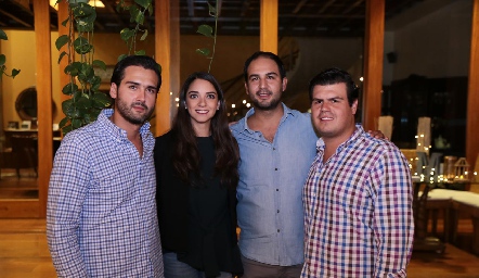  Los novios con los anfitriones, José Iga, Sofía Álvarez, Rubén Leal y Mauricio Labastida.