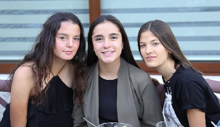  Ximena Castro, Andrea Herrera y Loretta Abud.