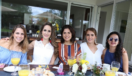  Dani con sus primas.
