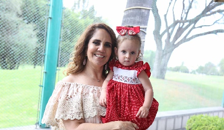  Gabriela Payán con su nieta Inés.