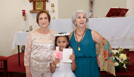  Maité Córdova Aguilar con sus abuelas.
