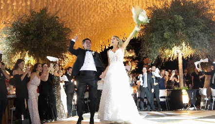  Daniel Dauajare y Martha de la Rosa llegando a la recepción de su boda.