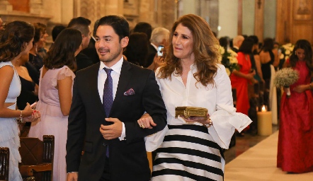 Miguel Torres con su mamá Mónica Hernández.