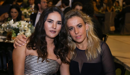  Ana Paula Valdés y Moni Torres.