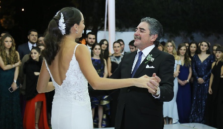 Sofía con su papá Manuel Álvarez.