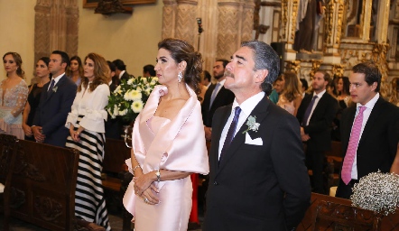 Lourdes Velázquez de Álvarez y Manuel Álvarez, papás de la novia.