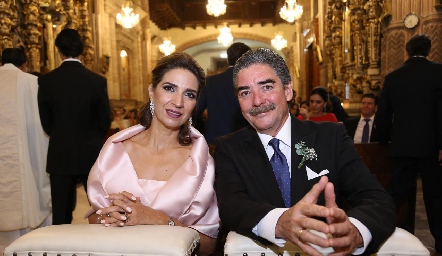  Lourdes Velázquez de Álvarez y Manuel Álvarez, papás de la novia.