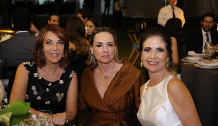  Lourdes Alcalde, Brenda Álvarez y Verónica Balbontín.