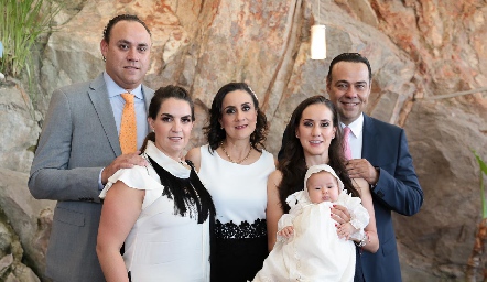  Francisco Torres, Maripepa Muriel, Laura Escartín, Pituca Escartín y Alejandro Torres con Alejandra.