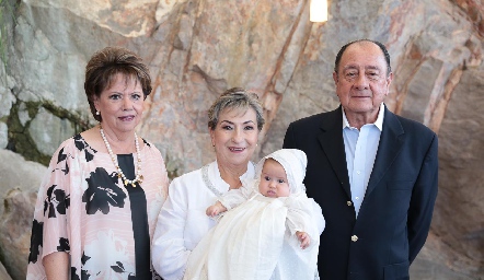  Alejandra con sus abuelos.
